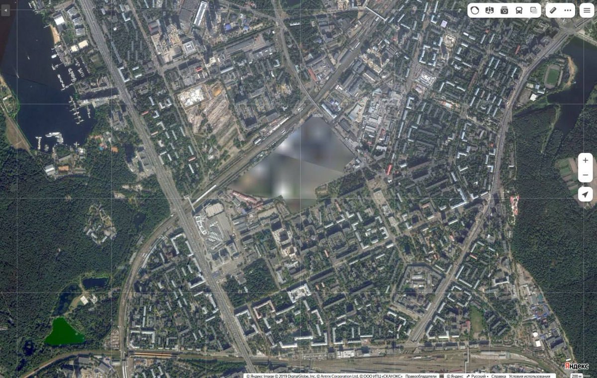 Яндекс по указанию МО РФ заблюрил на своих картах военные объекты в Москве.

Теперь по размытым пятнам отлично видно, где именно находятся предприятия ВПК. А потом посмотреть их снимки в Гугле.

А говорили, Яндекс неудобная платформа!