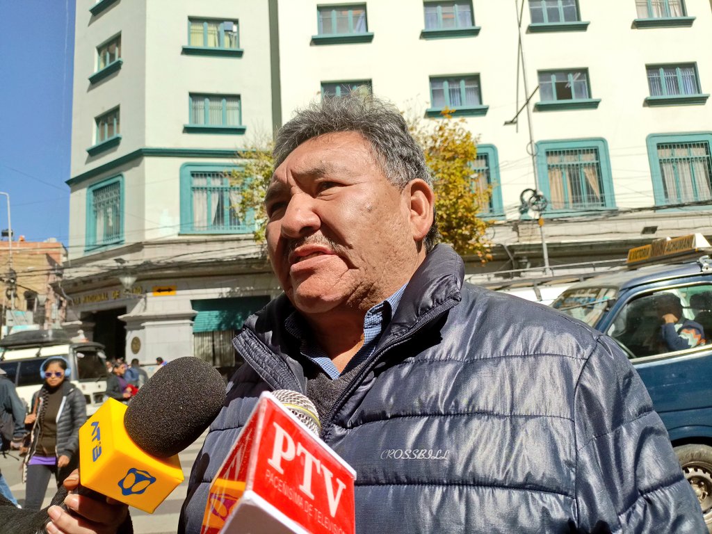 ArminCopa's tweet image. #deÚltimo
La Confederación de Choferes de Bolivia afirma que no permitirá el cerco a #LaPaz como ordenó @evoespueblo en un audio atribuido a él. El dirigente Victor Tarqui no descartó que los choferes salgan a un desbloqueo de carreteras.