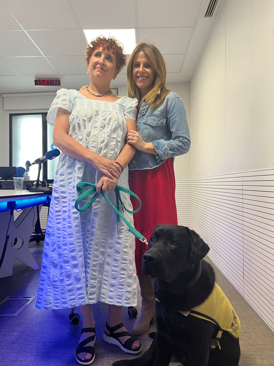 🦮¿Cómo se educa a un perro guía?

➡️Laura educa a un futuro perro guía🦮

➡️ <a href="/pilargmuniz/">Pilar García Muñiz</a>: "hacen falta familias que quieran acoger a estos perros que luego son adiestrados por la <a href="/ONCE_oficial/">ONCE</a>"🦮