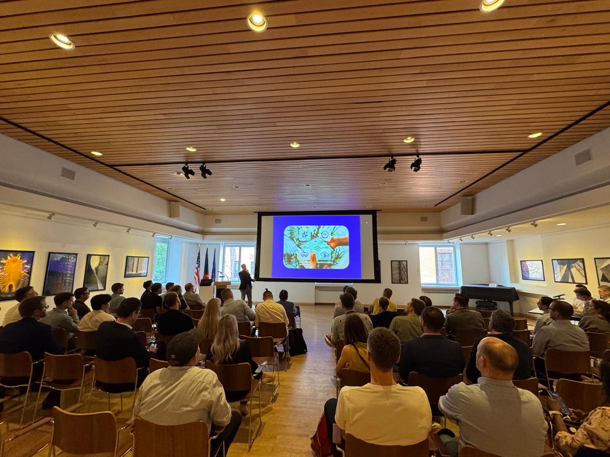 CZinNewYork's tweet image. 🚀 Czech tech #startups showcased their innovative solutions at the Bohemian National Hall in NYC, thanks to the Consulate General, @CzechInvest_CZ, and @SOSA__CO. They received valuable feedback from founders and experts, and connected with potential investors. #CzechTech #NYC