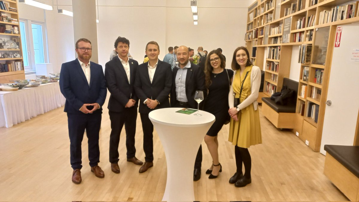 CZinNewYork's tweet image. 🚀 Czech tech #startups showcased their innovative solutions at the Bohemian National Hall in NYC, thanks to the Consulate General, @CzechInvest_CZ, and @SOSA__CO. They received valuable feedback from founders and experts, and connected with potential investors. #CzechTech #NYC