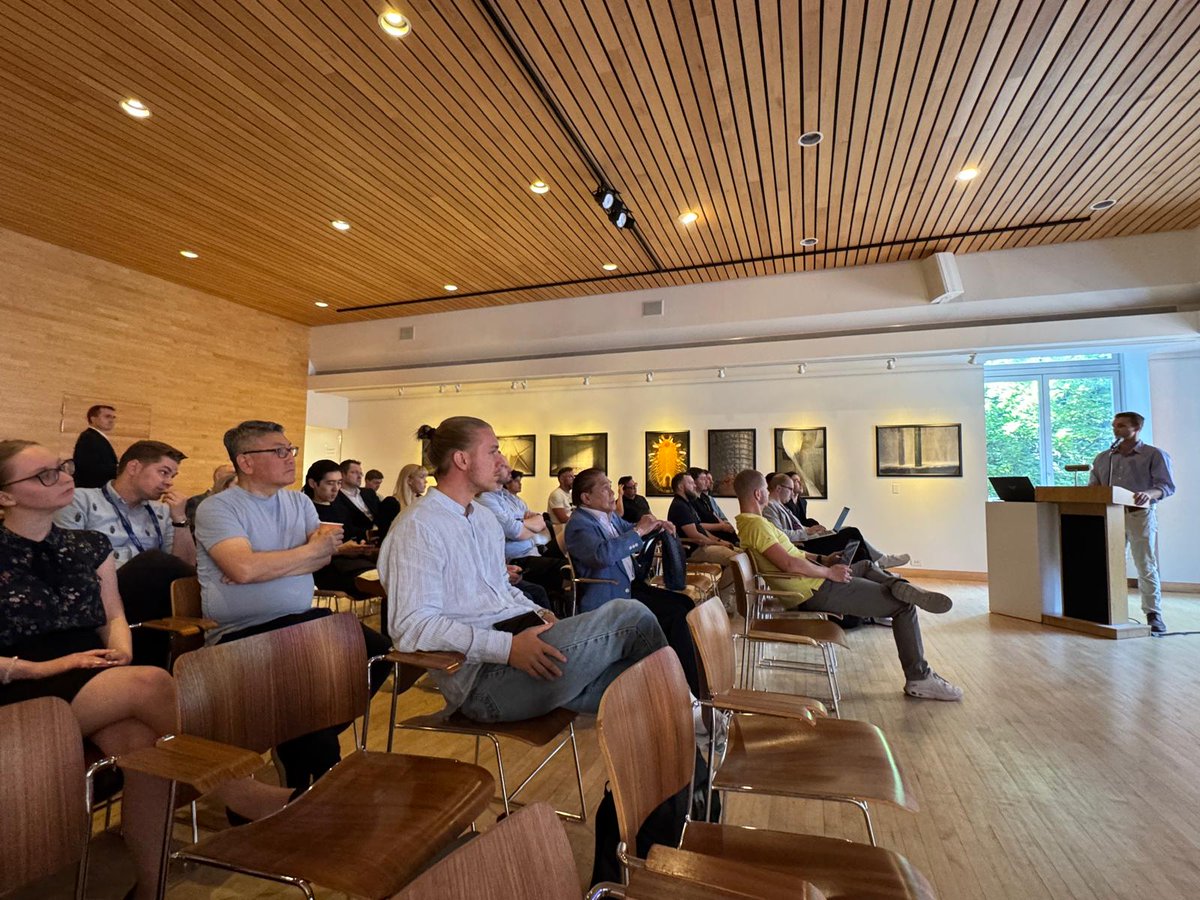 CZinNewYork's tweet image. 🚀 Czech tech #startups showcased their innovative solutions at the Bohemian National Hall in NYC, thanks to the Consulate General, @CzechInvest_CZ, and @SOSA__CO. They received valuable feedback from founders and experts, and connected with potential investors. #CzechTech #NYC