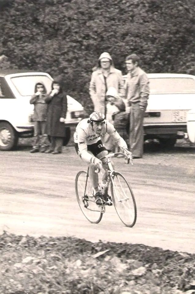 Me he puesto triste. Acabo de leer que se Suspende la carrera de Tolosa (Elite-Sub23).
Tengo un gran recuerdo, haberla ganado en 1981. Una victoria en solitario en un día lluvioso.
Va de mal en peor el Ciclismo Amateur.
Aupa amigos de Tolosa. Haber si hay un milagro a última hora