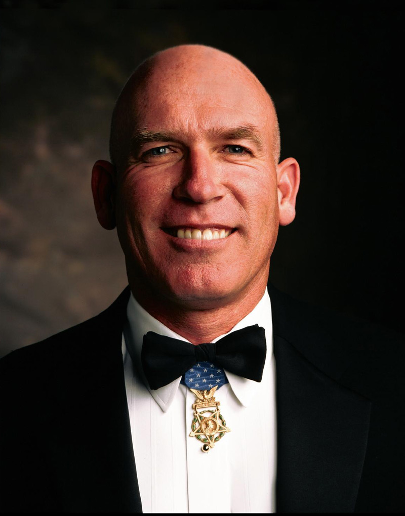 Join us in wishing Sp4c. Peter Lemon a happy birthday! In 1970, he earned the #MedalOfHonor in Vietnam after defending his base with machine guns, grenades &amp; hand-to-hand combat, disregarding his wounds to save others.

Read his story here: mohmuseum.org/recipient/lemo…