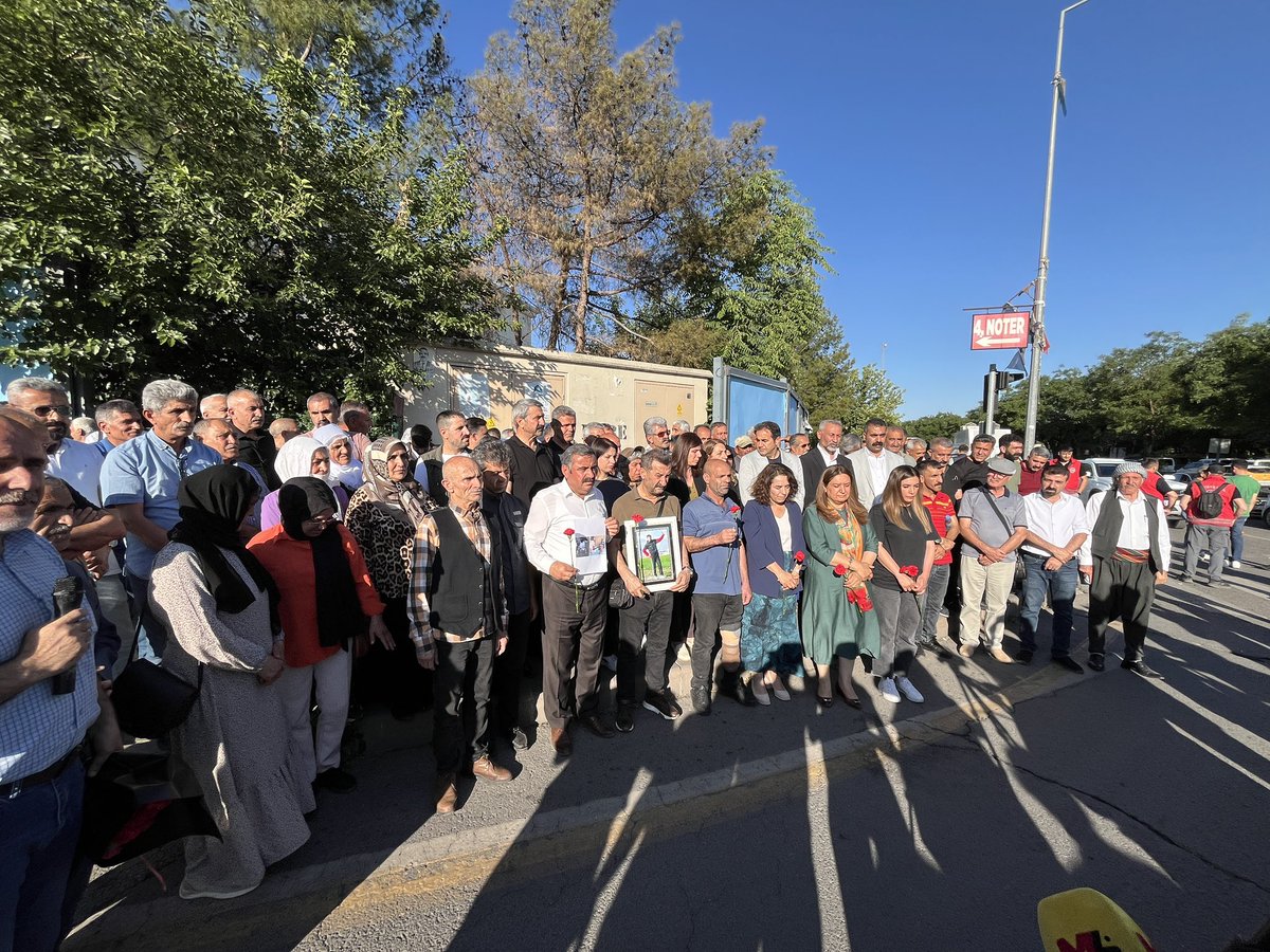 Em ê têkoşîna xwe bidomînin heta ku sûcdar û hêzên li pişt Komkujiya Amedê werin darizandin. 

Me ji bîr nekiriye û em ê nehêlin bê jibîrkirin!