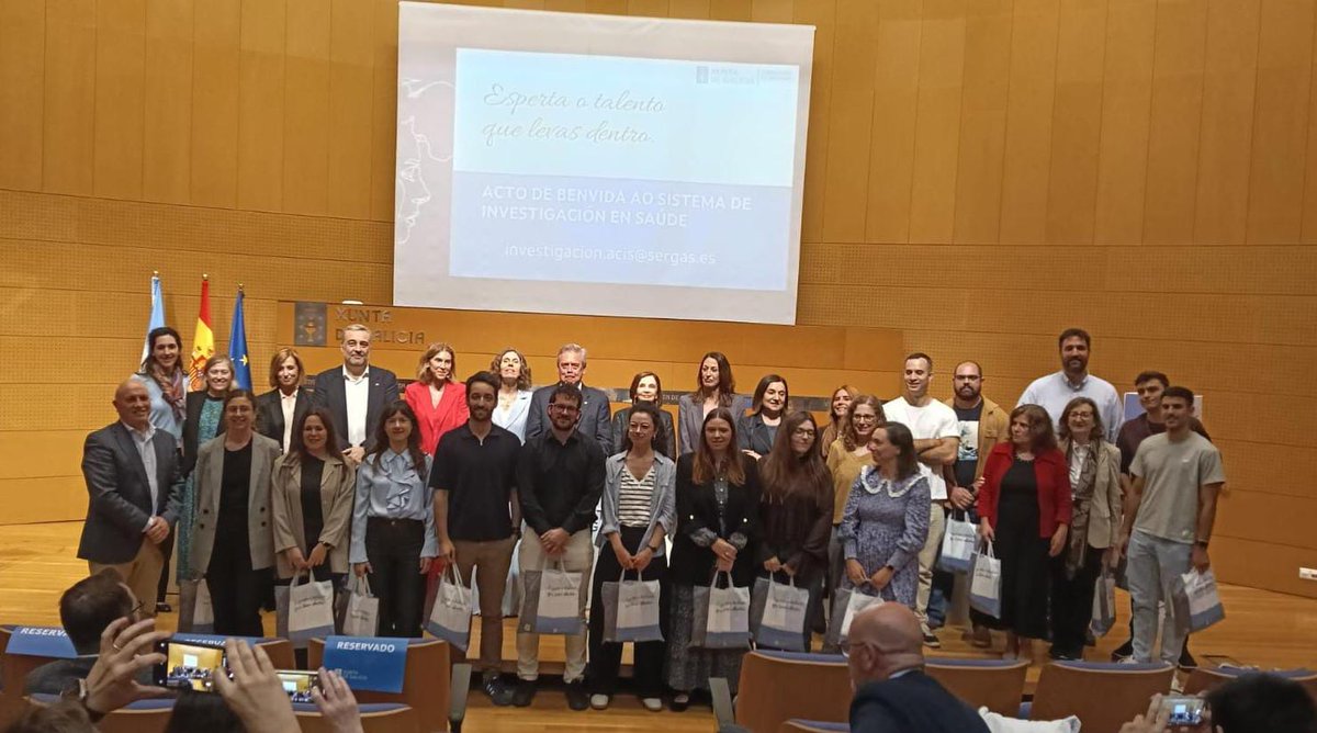 Cintia Folgueira (@cintiafolgueira) on Twitter photo Hoy he participado en el acto de bienvenida al Sistema de Investigación en Salud 2025 <a href="/SanidadeXunta/">Consellería de Sanidade</a> <a href="/ACIS_sergas/">Axencia Galega de Coñecemento en Saúde</a> coincidiendo con mi incorporación al <a href="/idis_research/">Instituto de Invest. Sanitaria de Santiago (IDIS)</a> como investigador Miguel Servet en <a href="/FIPEN_LAB/">@FIPENLAB</a> . Muy feliz de volver a casa y seguir investigando desde Galicia! Hoy he participado en el acto de bienvenida al Sistema de Investigación en Salud 2025 <a href="/SanidadeXunta/">Consellería de Sanidade</a> <a href="/ACIS_sergas/">Axencia Galega de Coñecemento en Saúde</a> coincidiendo con mi incorporación al <a href="/idis_research/">Instituto de Invest. Sanitaria de Santiago (IDIS)</a> como investigador Miguel Servet en <a href="/FIPEN_LAB/">@FIPENLAB</a> . Muy feliz de volver a casa y seguir investigando desde Galicia!