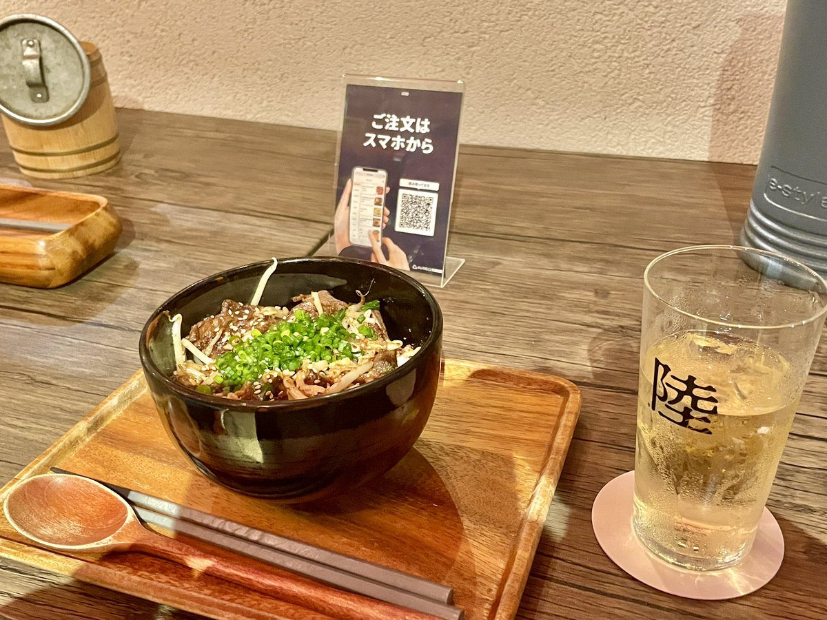 neokoala's tweet photo. 2日連続でずっとハシゴ酒🍻
今日は4件ハシゴ！こんだけハシゴして食べても4,000円くらい！

明日朝7時半からMTGだ...笑

少し夏っぽくなり、夜風に吹かれながらテラスで街の灯を眺めて深夜に飲むのがなんともいえない...

①マンナ
②やんやん
③チャコールスタンド野毛
④野毛スタ場 https://t.co/8aAEWYwMf0