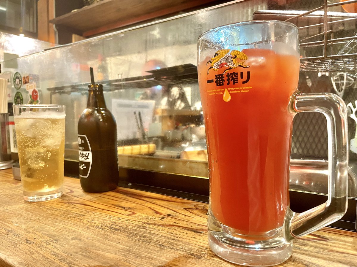 neokoala's tweet photo. 2日連続でずっとハシゴ酒🍻
今日は4件ハシゴ！こんだけハシゴして食べても4,000円くらい！

明日朝7時半からMTGだ...笑

少し夏っぽくなり、夜風に吹かれながらテラスで街の灯を眺めて深夜に飲むのがなんともいえない...

①マンナ
②やんやん
③チャコールスタンド野毛
④野毛スタ場 https://t.co/8aAEWYwMf0