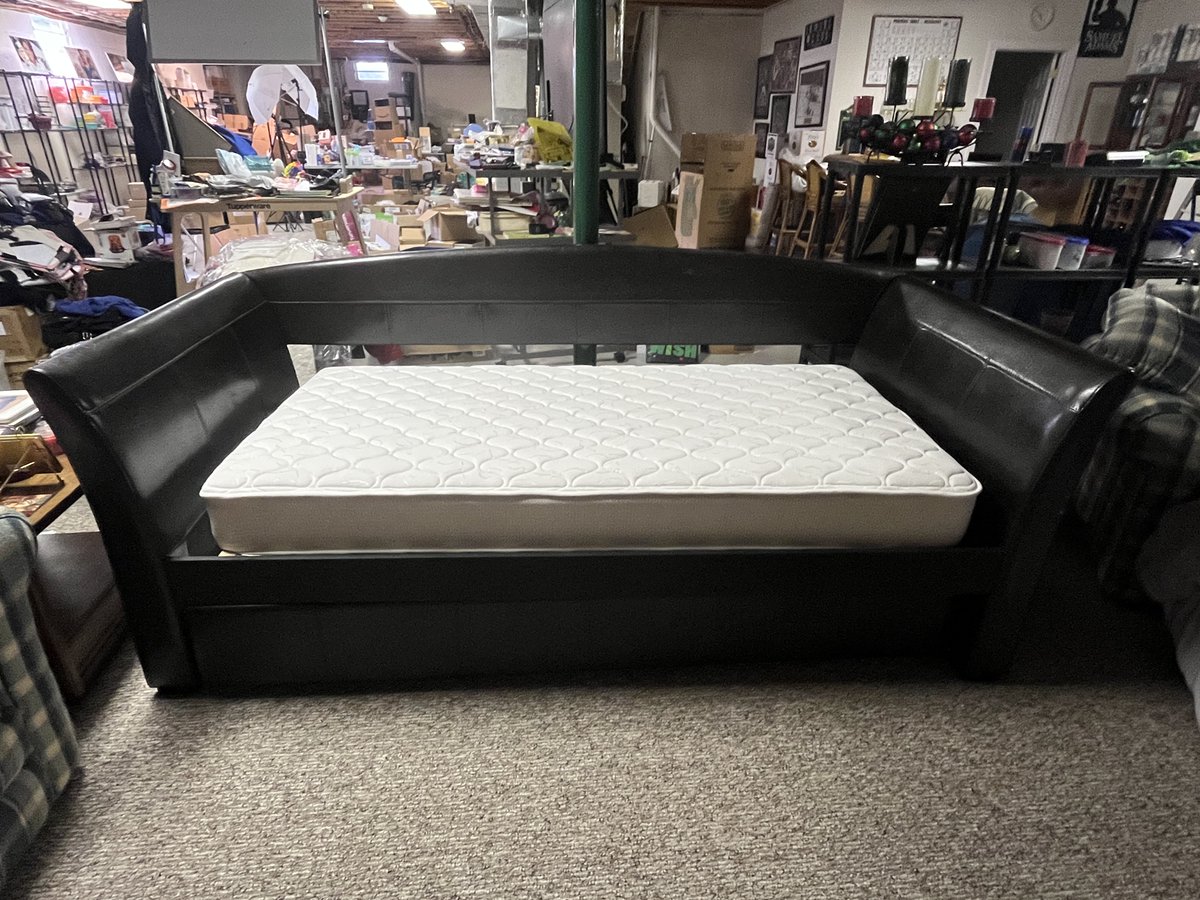 janmcd's tweet photo. Day Bed with Trundle - never used - 93" long/42 1/2 wide - trundle is 77" long/41 1/2" wide - we are asking $450 - needs picked up by June 21st - moving out of state,  and no room.  Private appts to see 612-803-5039 Jan or Final Moving and Tupperware clearance on June 7 &amp; 8 -10-3 https://t.co/BROtXJrfap