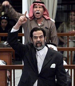Lismarblue's tweet photo. Los momentos más oscuros de la Historia... que probablemente no habías visto antes.

🧵 p3rturbador 

1. Saddam Hussein protestando en el juicio  donde fue sentenciado a mu3rt3. https://t.co/Emla0NoIyf