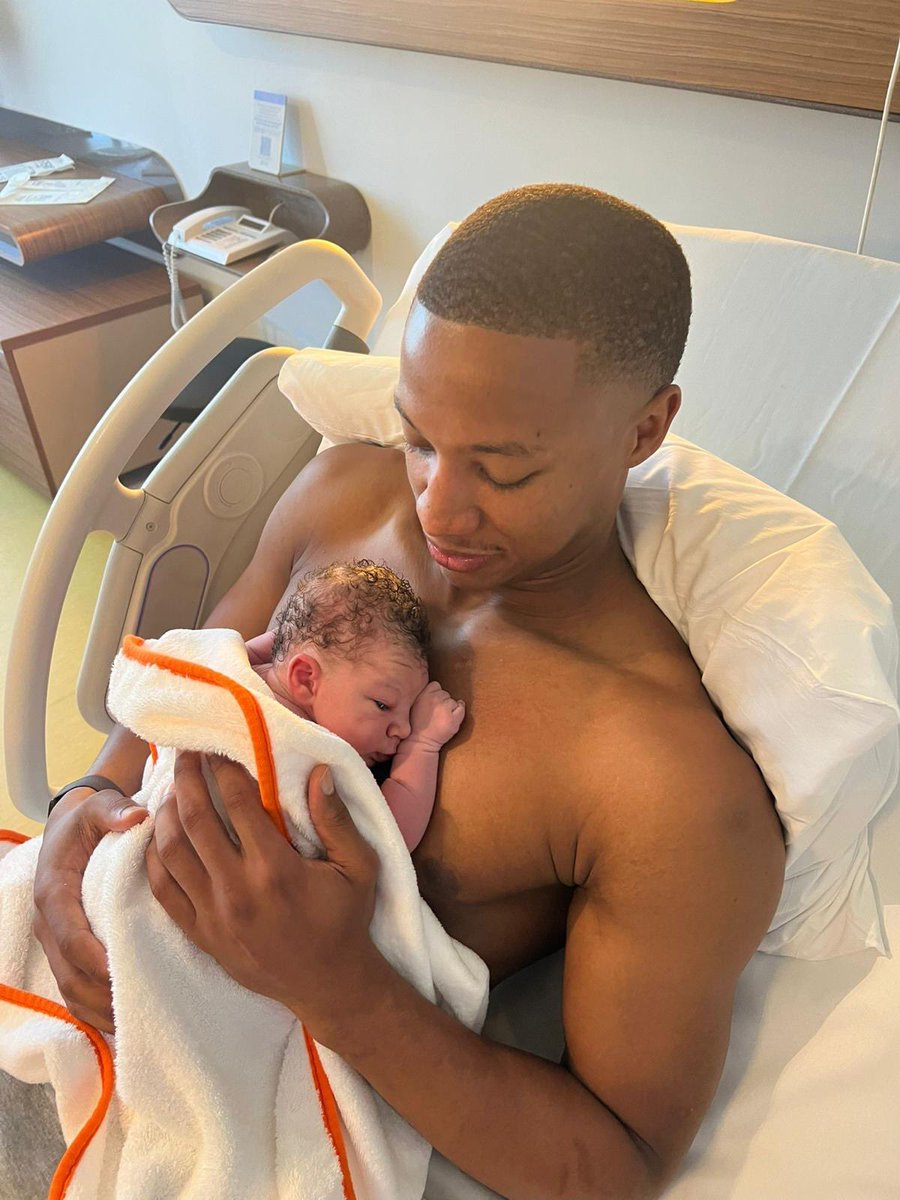 Oyuncumuz Devon Hall baba oldu.

Devon Hall ve eşi Maddie Hall, oğullarına ‘Hendrix’ adını verdi.

Devon ve eşi Maddie’yi kutlar; bebeklerine sağlıklı ve mutlu bir ömür dileriz. 💛💙