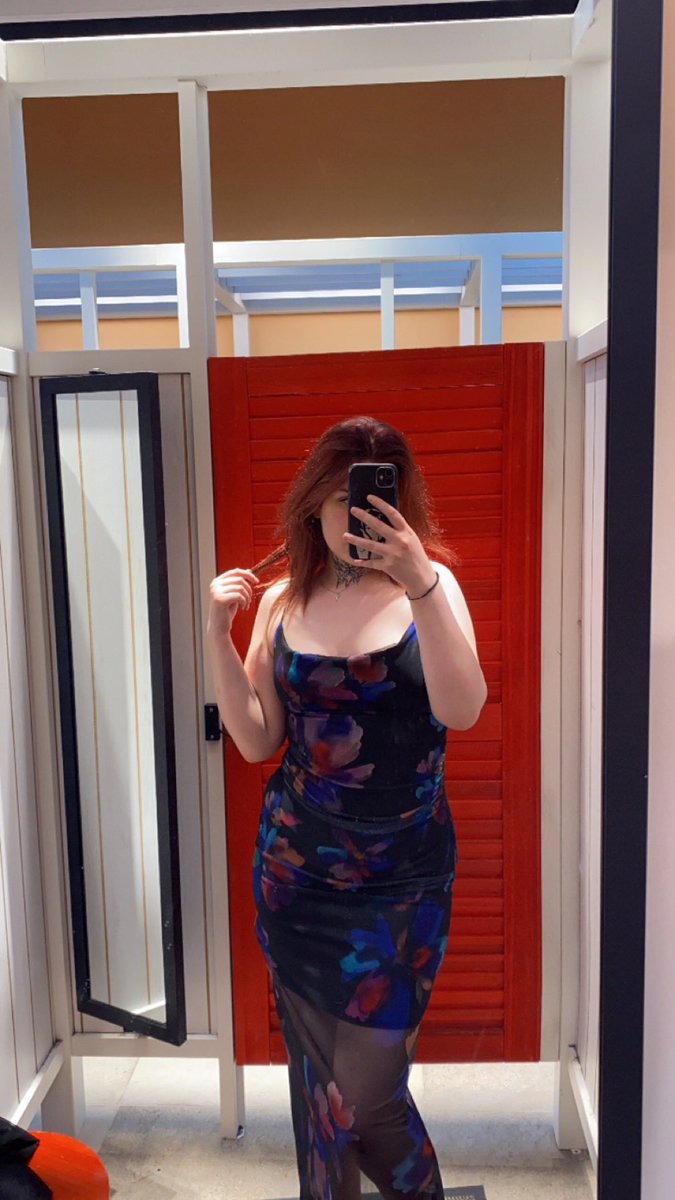 A moment of appreciation for this gorgeous dress, please. 💋