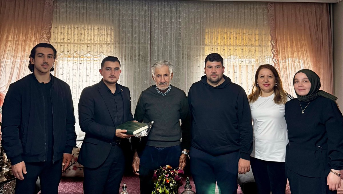 Bu topraklar, onların fedakârlığıyla vatan oldu… 🇹🇷

TÜGVA Bolu olarak, görevimize başlarken ilk ziyaretimizi aziz şehidimiz Fahri Şen’in kıymetli ailesine gerçekleştirdik.

Bayram öncesinde yaptığımız bu anlamlı ziyarette, her daim yanlarında olduğumuzu bir kez daha gönülden…
