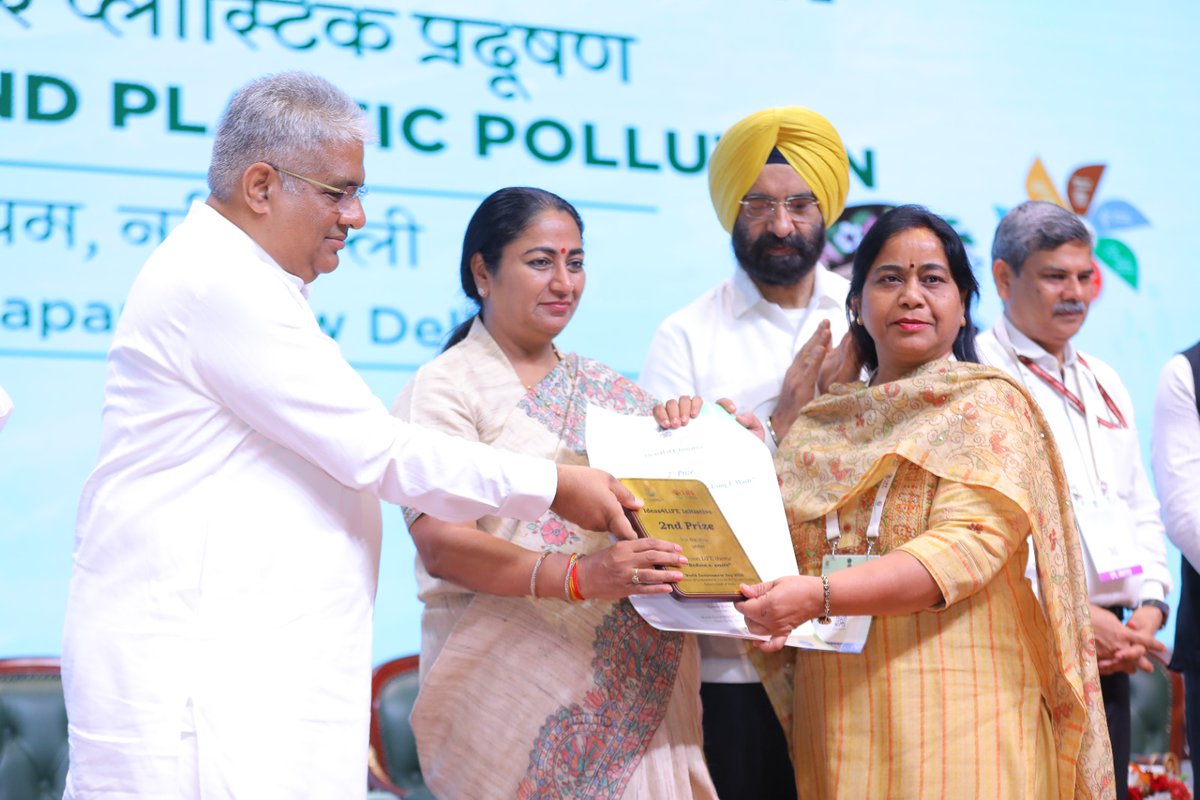 moefcc's tweet photo. HMEFCC Shri @byadavbjp and Hon’ble CM of Delhi Smt @gupta_rekha awarded winning ideas under the Reduce E-Waste theme of #Ideas4LiFE – part of the 7 themes of #MissionLiFE.
1st: Sarvar Singh – IIT Jodhpur
2nd: Hemlata Joshi & Team – Dr. H J Bhabha ITI, Delhi
3rd: Aniyaliya Satyam Bharatbhai – IIIT Vadodara
#EnvironmentDay