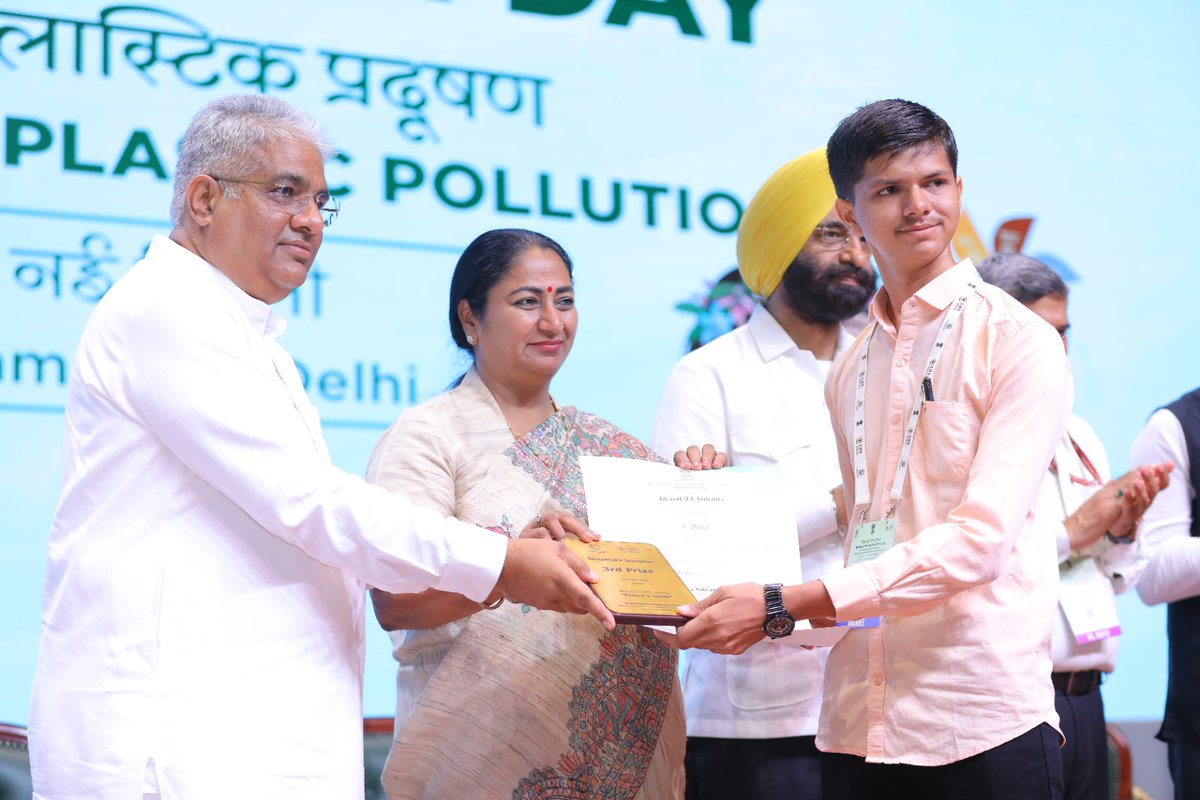 moefcc's tweet photo. HMEFCC Shri @byadavbjp and Hon’ble CM of Delhi Smt @gupta_rekha awarded winning ideas under the Reduce E-Waste theme of #Ideas4LiFE – part of the 7 themes of #MissionLiFE.
1st: Sarvar Singh – IIT Jodhpur
2nd: Hemlata Joshi & Team – Dr. H J Bhabha ITI, Delhi
3rd: Aniyaliya Satyam Bharatbhai – IIIT Vadodara
#EnvironmentDay