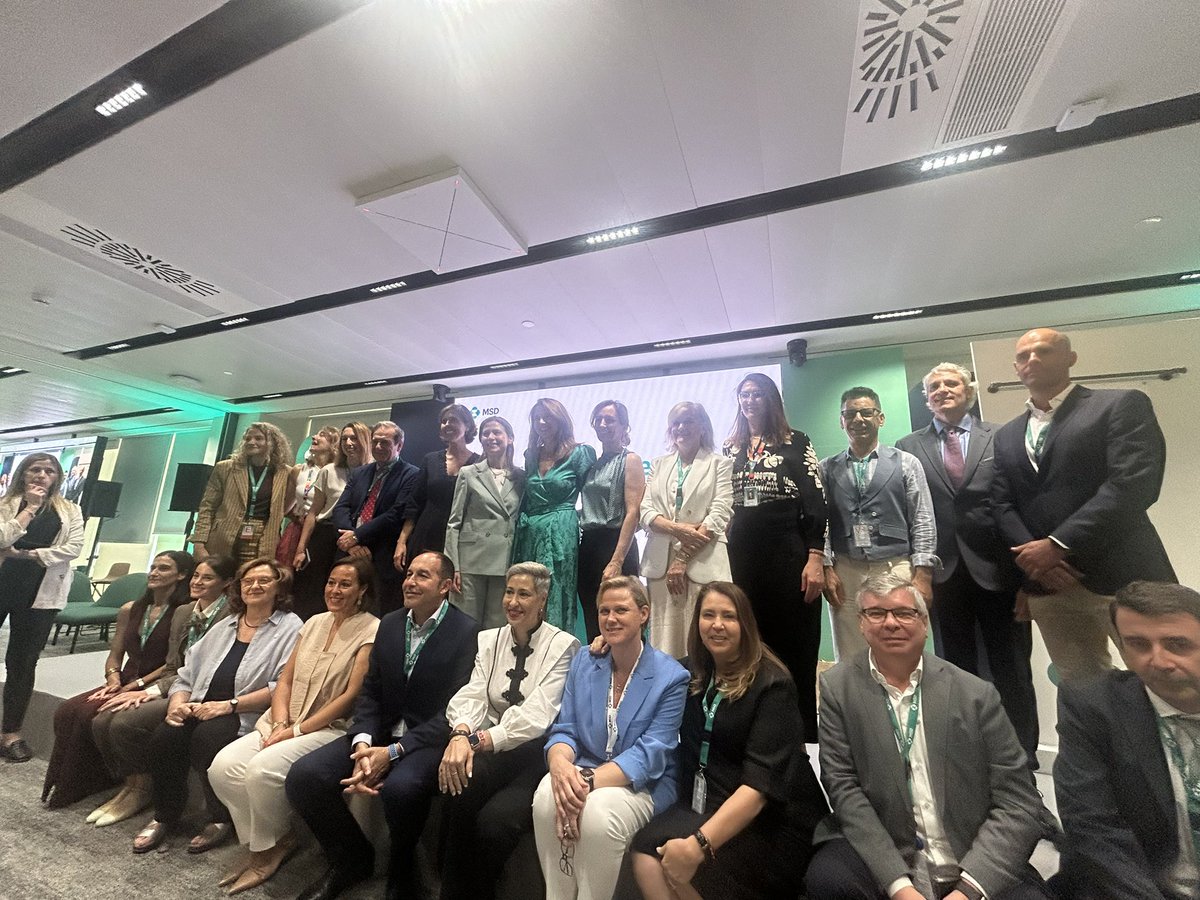 DrMariaNeira's tweet photo. Happy  to join forces with Spain’s 🇪🇸 Minister of Health, @monicagarcia, to promote the sustainability of our health systems.

Many dedicated champions of #ATACH through #HealthForClimate

Congratulations @MSD for tangible contribution to decarbonise the health systems. https://t.co/yTfCjc9J2A