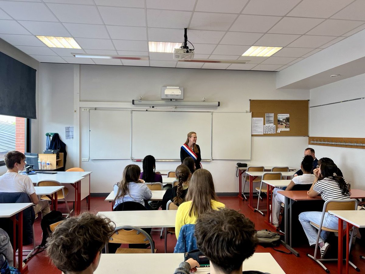 #ÉDUCATION
🎙Cet après-midi à Marcq-en-Barœul, j’ai répondu à l’invitation de Monsieur Jovenin, principal du collège du Lazaro, pour un échange avec des élèves de 3e autour des valeurs de la République et de l’exercice de la démocratie.
📻 Bravo à eux pour leur curiosité, leur