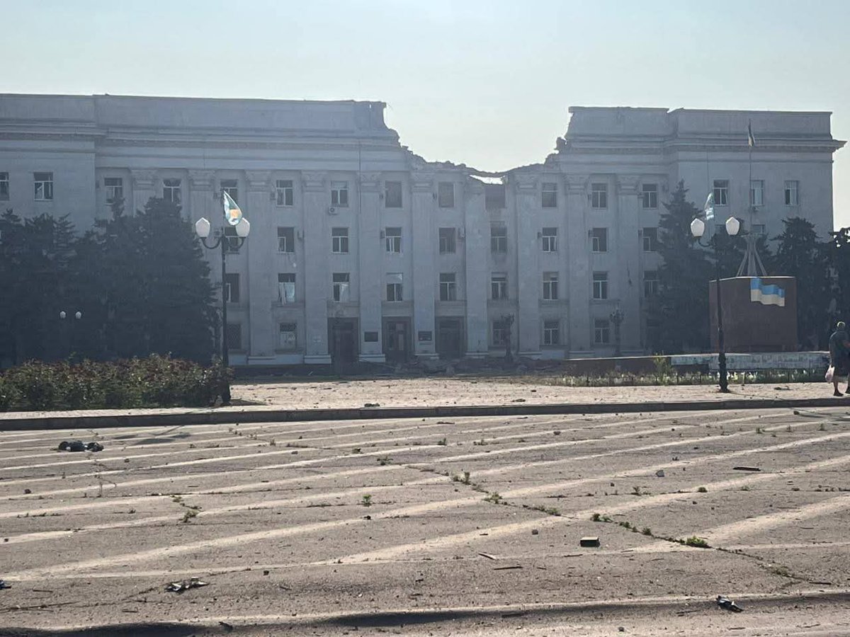 Luc63765886's tweet image. I russi bombardano i "russofili"
Hanno distrutto il palazzo regionale di Kherson, la citta che loro dicono essere russofila.