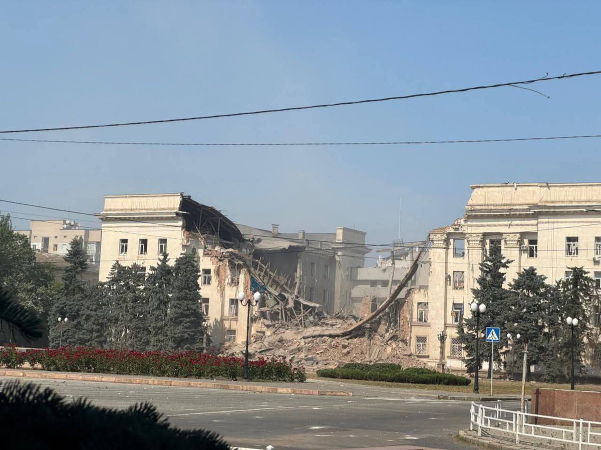 Luc63765886's tweet image. I russi bombardano i "russofili"
Hanno distrutto il palazzo regionale di Kherson, la citta che loro dicono essere russofila.