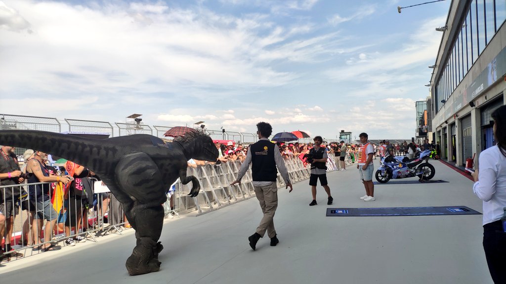 Dinópolis Teruel (@dinopolisteruel) on Twitter photo Nuestro #dinosaurio no ha querido perder la oportunidad de recorrer el Pit Lane Walk de #AragonGP para pedir ✍️🦖a los pilotos ¡Ambientazo en <a href="/AragonMotorLand/">MotorLand Aragón</a> ! Aunque algún susto también ha dado 😅😂 Nuestro #dinosaurio no ha querido perder la oportunidad de recorrer el Pit Lane Walk de #AragonGP para pedir ✍️🦖a los pilotos ¡Ambientazo en <a href="/AragonMotorLand/">MotorLand Aragón</a> ! Aunque algún susto también ha dado 😅😂