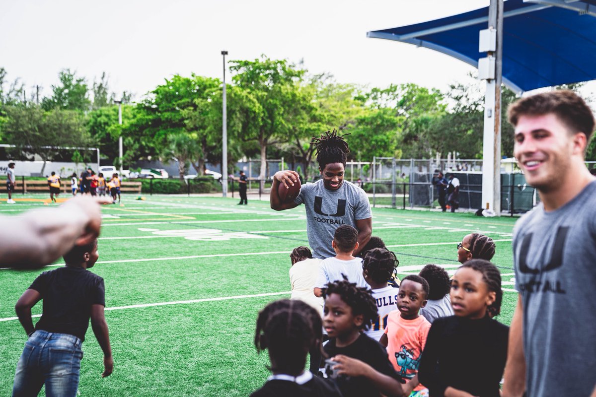 tonichild75's tweet image. Always remember the impact you have on the youth matters💚
#umfootball
#CanesFootball