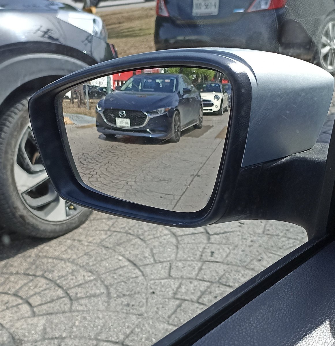 Liznoopy3's tweet photo. ...teniendo suficiente espacio adelante ¡ah, no! parado sobre el paso para peatones 😡. No cabe duda que a veces el tamaño del coche es inversamente proporcional al tamaño del cerebro 🧠 https://t.co/xcQAgwlpy5