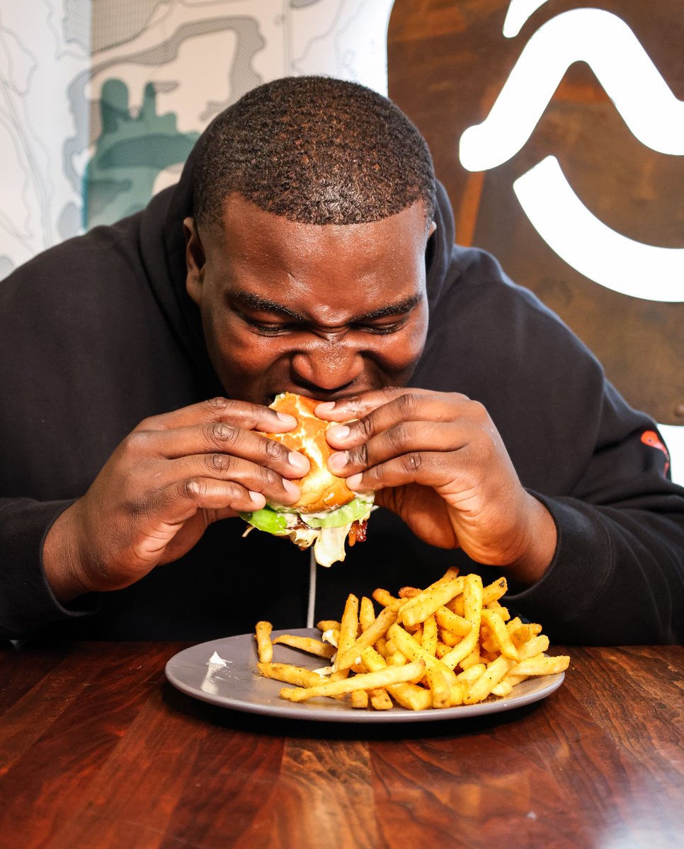 Meiers_Creek's tweet photo. Byron "Big Baby" Washington stopped by last weekend and we built a burger just for him 🍔🔥 Turns out he liked it so much... he might want to share it with you too... stay tuned! 😯 @ByronWash25 #mcbc #meierscreek #SU #GoOrange #SUfootball #byronwashington #burger #syracuse https://t.co/0YqbPMwDDe