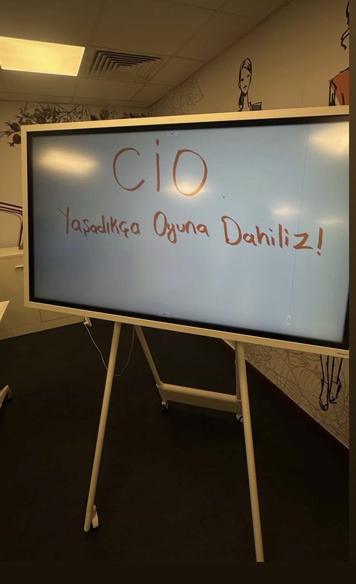 Kader tutmuş elimizden yaşamışız 
Felek yol vermiş  yürümüşüz 
Kahpeye yüz vermedik 
Nağmerde boyun eğmedik 
Yaşadıkça oyuna dahiliz 🦅