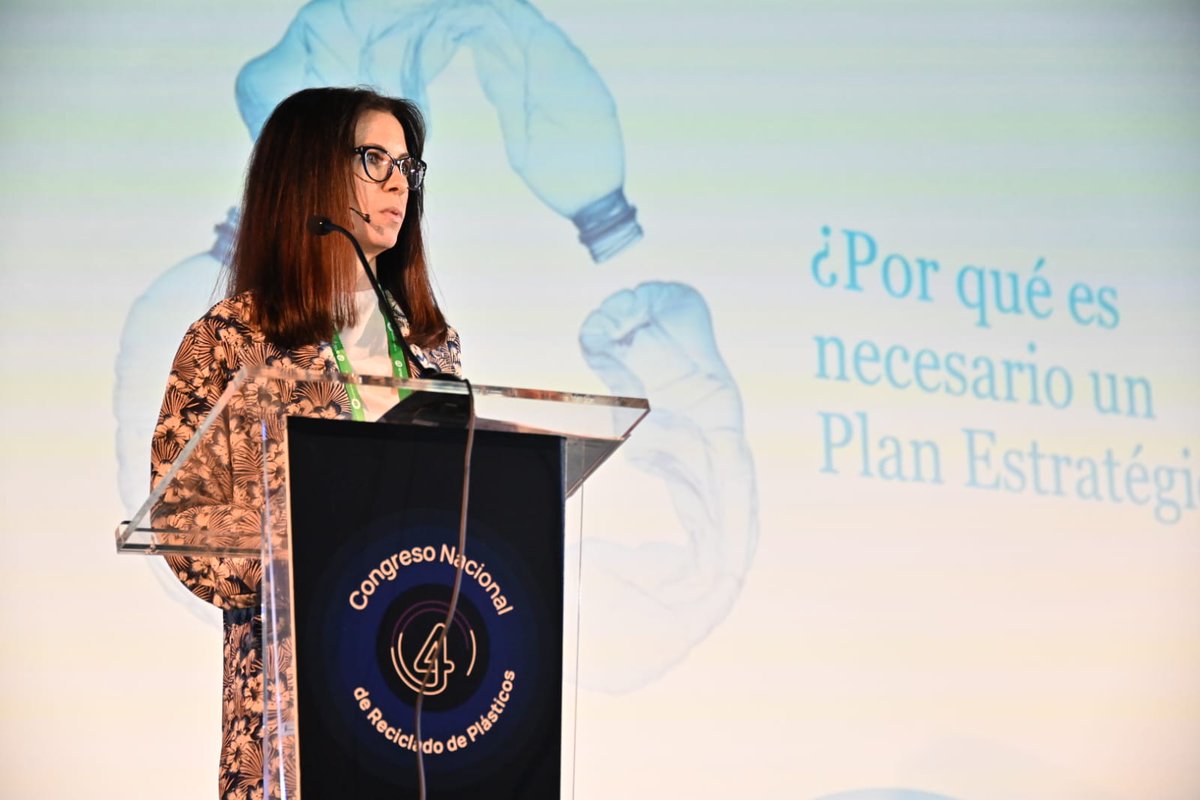 📊Aída López presenta la Estrategia Sectorial del Reciclado de Plásticos:

🗣️ “Necesitamos una hoja de ruta común para reforzar el papel del reciclaje en la transición ecológica. El plan busca alinear al sector, detectar oportunidades y activar una cooperación real.”

#rplasticos