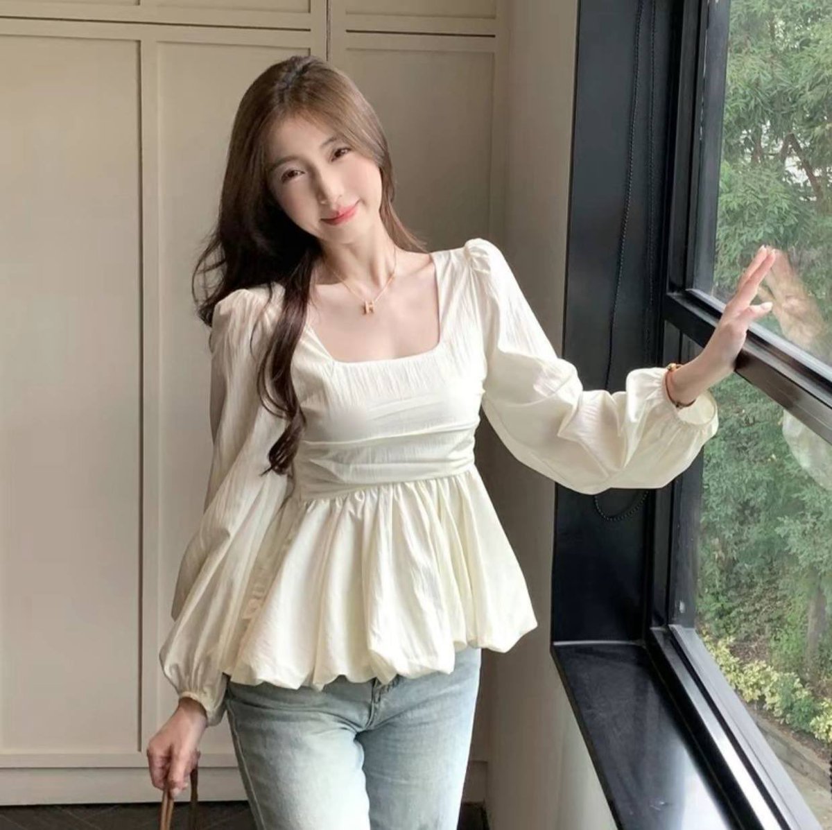 Scharovski's tweet photo. Wehhh comel gila blouse ni, pakai warna putih ni lagi naik 😍 https://t.co/yfBONM0hiY