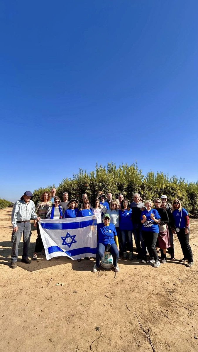📷 Summer is here, and we’re continuing to volunteer and support our farmers!📷
Israeli farmers are a vital pillar of the country’s food security—and they’re also our largest food donors.📷