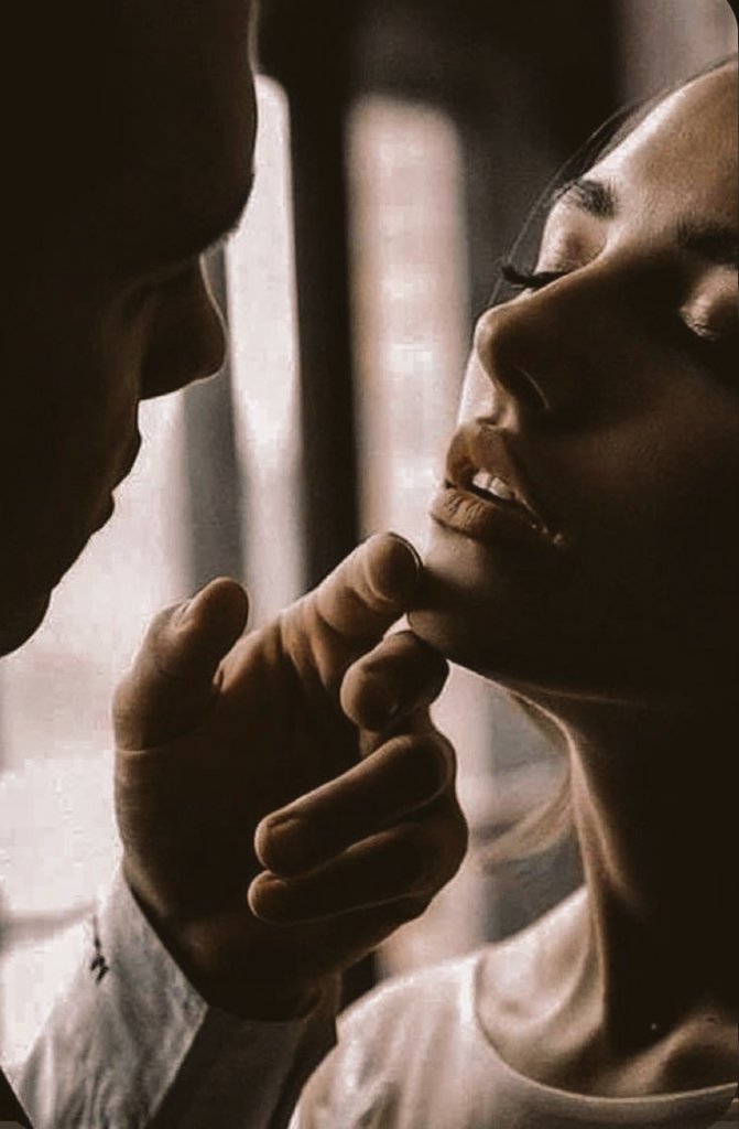 Cada que aparece
te robas mis miradas
arrancas mis suspiros,
haces que todo sea bonito reflejándome en tu mirada, acorralando tus labios
para llenarlos de besos
porque son mi adoración,
llegas a mí con sutileza,
pero arrancas
los deseos más salvajes
de mi loco corazón ...