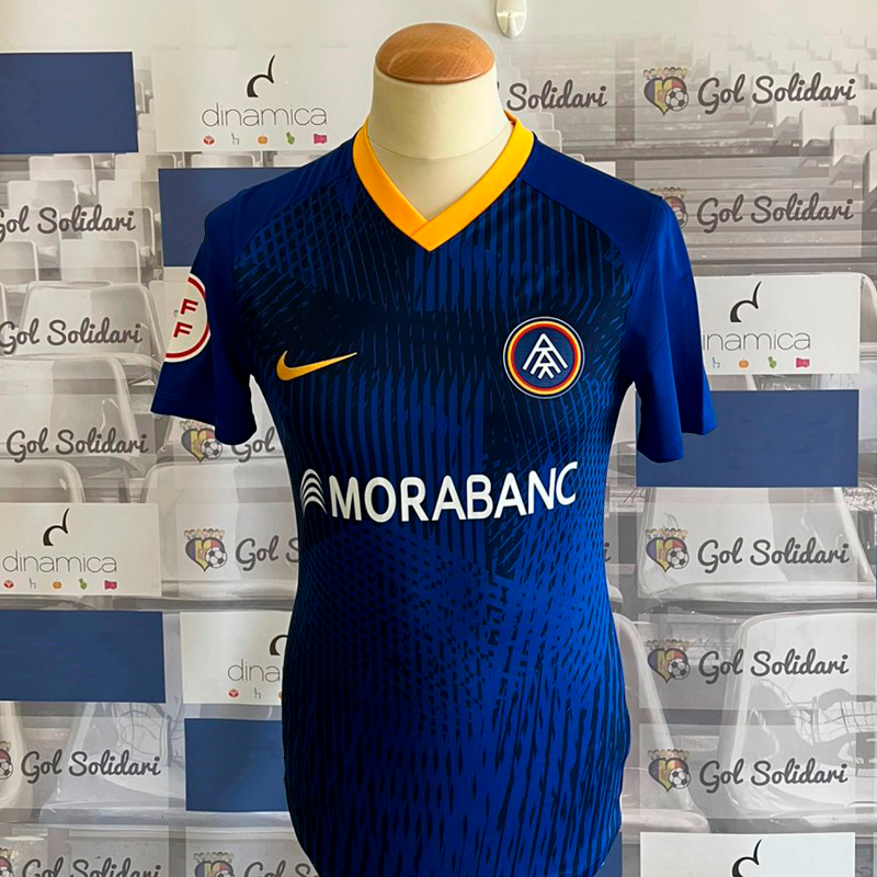 fcandorra's tweet photo. 🙌🏼 𝐒𝐮𝐛𝐡𝐚𝐬𝐭𝐚 𝐬𝐨𝐥𝐢𝐝à𝐫𝐢𝐚 per recaptar fons pel projecte #FCAGenuine

👕 Samarreta signada per @3gerardpique i braçalet de capità

🤝🏼 Amb la col·laboració de @GolSolidariAnd