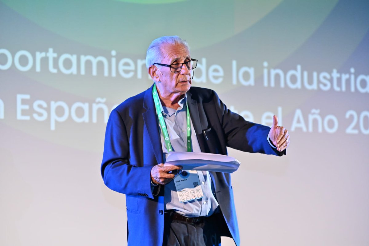 ♻️En el #CongresoAnarpla, José María Alegre (ANARPLA) habla sobre el estado del reciclado en España:

🗣️“El sector no está colapsado, pero sufre una caída sostenida de facturación y un aumento de la presión regulatoria. Es necesario revisar exigencias para mantener la viabilidad”
