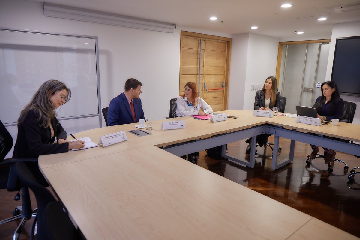 La Defensora del Pueblo <a href="/MarnIris/">Iris Marín Ortiz</a> se reunió con Enric Gonyalons, director de la Unidad de América Latina y el Caribe <a href="/DCAF_Geneva/">DCAF HQ</a>.

A lo largo de los años, la Defensoría y el DCAF han tejido una alianza estratégica transformadora, que ha sido decisiva para fortalecer nuestra