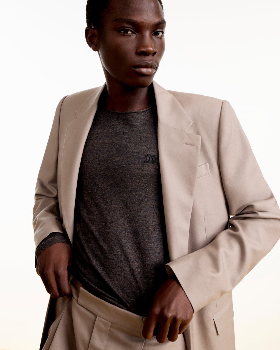 The #DiorIcons capsule from #DiorMenFall 2025 channels vintage energy with modern precision, with earthy tones and a dose of elegance. Discover more on.dior.com/dior-icons-25-x.