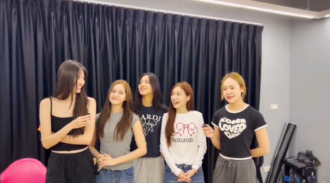 miksheeshh's tweet image. Nós vjners ganhamos tanto hoje, e eu achei que só íamos ter migalhas no evento mesmo