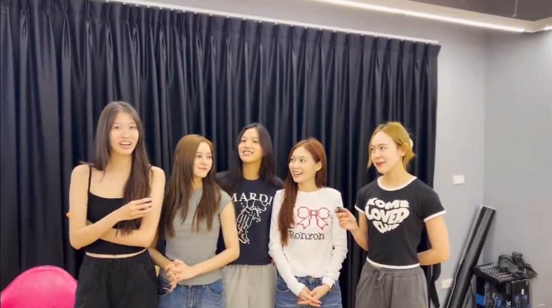 miksheeshh's tweet image. Nós vjners ganhamos tanto hoje, e eu achei que só íamos ter migalhas no evento mesmo