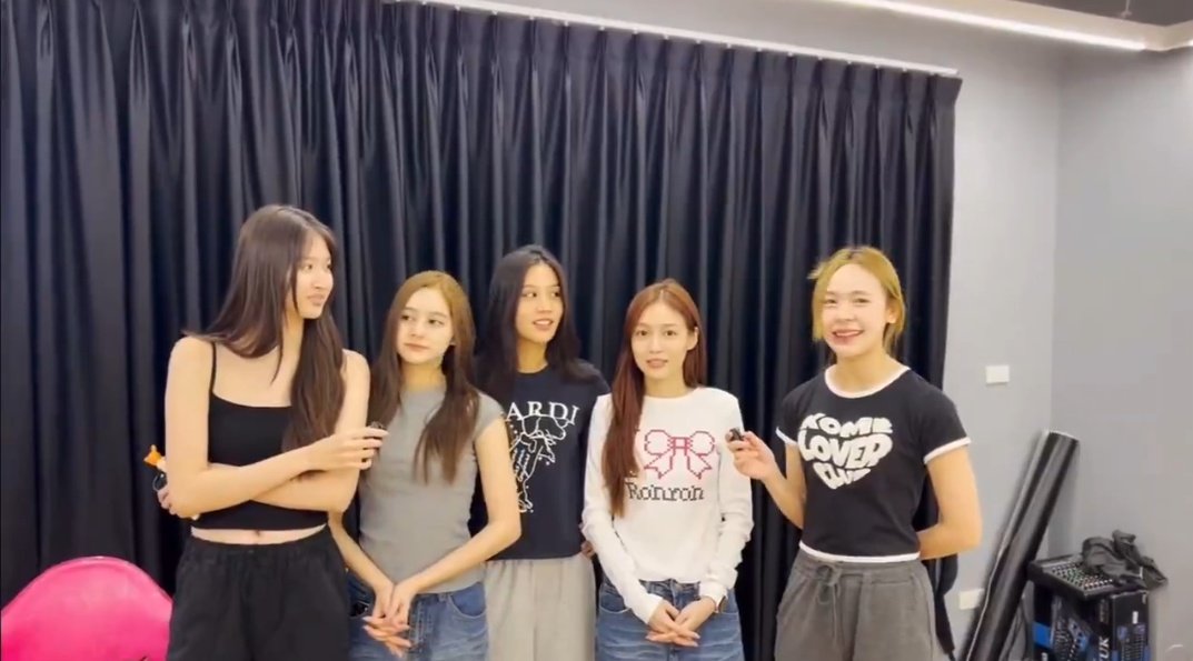 miksheeshh's tweet image. Nós vjners ganhamos tanto hoje, e eu achei que só íamos ter migalhas no evento mesmo