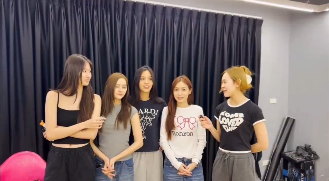 miksheeshh's tweet image. Nós vjners ganhamos tanto hoje, e eu achei que só íamos ter migalhas no evento mesmo