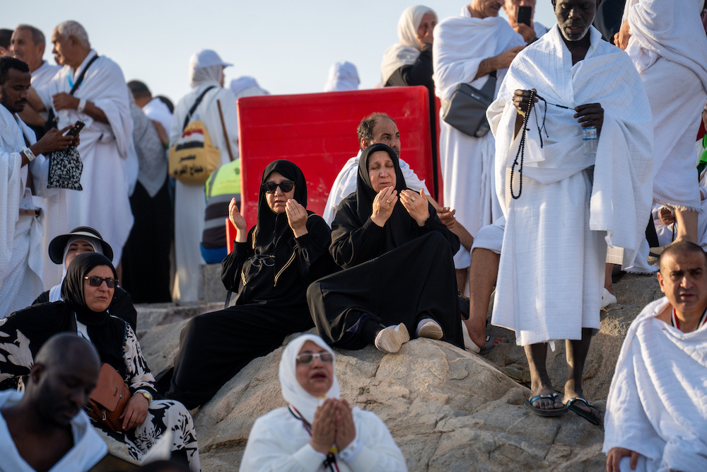 #PHOTOS: During #Hajj, the annual pilgrimage to #Makkah, Muslim men wear Ihram — simple attire representing purity and equality. #Hajj2025 Find out more here: arab.news/mjt82
