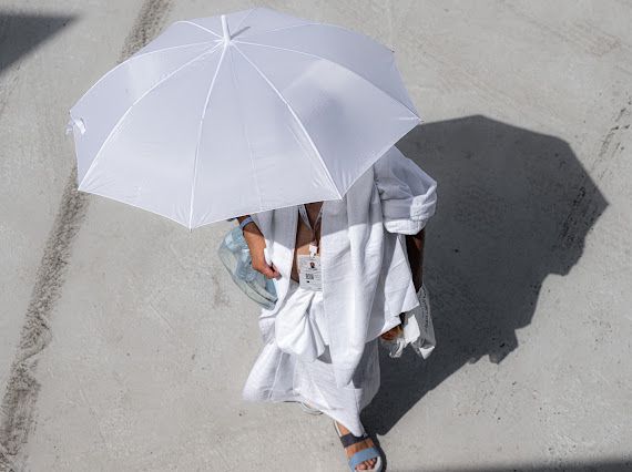 Under high temperatures and the scorching sun, pilgrims use simple umbrellas to avert the sun's rays while performing spiritual rituals at holy sites in Makkah

(Photo feature)

kuna.net.kw/ArticleDetails…

#KUNA