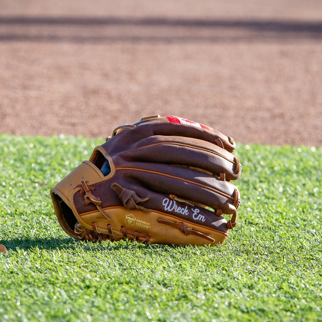 Only the finest leather in the game for the Red Raiders 🤝 <a href="/TexasTechSB/">Texas Tech Softball</a>