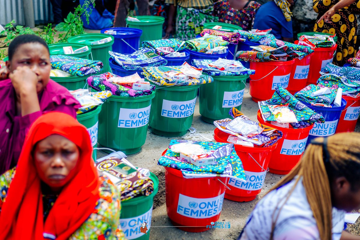 SMMukongomani's tweet photo. SMM a distribué des kits d'articles ménagers essentiels auxfemmes en situation de vulnérabilité, touchées par les crises humanitaires dans l'Est, à Nyiragongo aprèsle territoire de #Masisi.
#SoutienHumanitaire
#ProtectionDesFemmes #SMM
#ONUFemmes #CriseHumanitaire
#FemmeEtDignité https://t.co/KBi17Peb1U