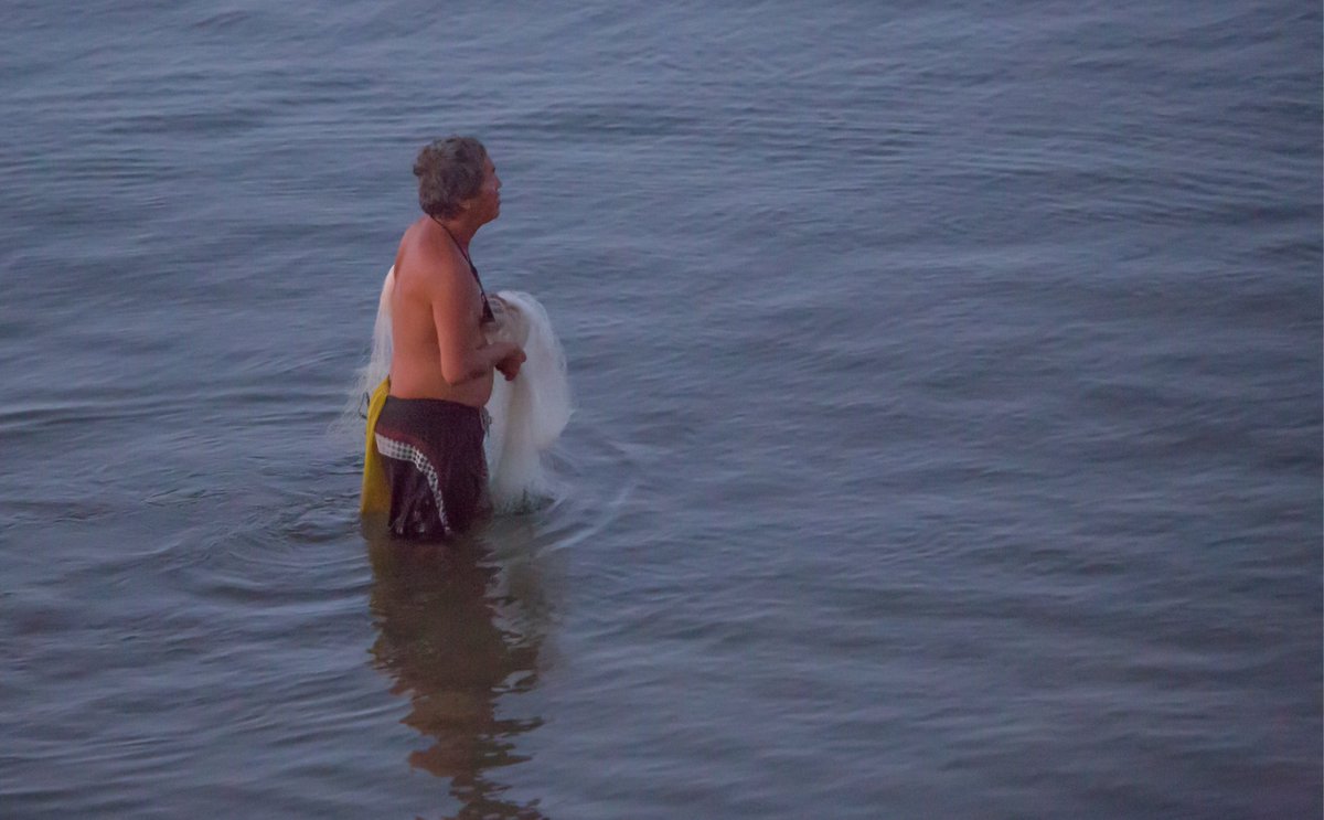 Pre-dawn traditional fishing in #Maui with a throw net.