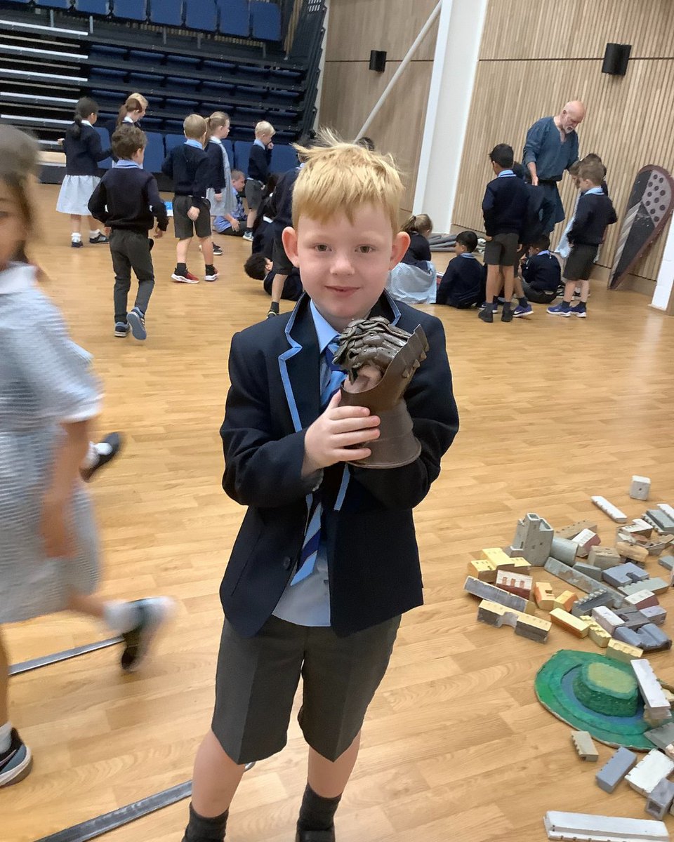 GayhurstSchool's tweet photo. 🏰 Year 1 Meet the Medieval World! 🛡️ Year 1 had a blast learning about knights and castles with the History Man! ⚔️👑 #GayhurstSchool #Year1Learning #MedievalDay #HistoryComesAlive #KnightsAndCastles #HandsOnHistory #enrichedlearning #ELDRIC https://t.co/QSX6NHhqby