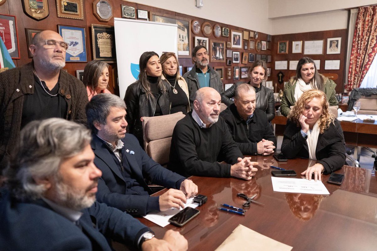 MarioSeccoOK's tweet photo. MEJORAS EN LA RED DE AGUA 💦 

✍️Se llevó adelante la licitación para el recambio de más de 3900 metros de cañería de agua en el barrio El Farol, Ensenada Centro, el barrio 1 de Mayo y Punta Lara.

Esta obra, que será realizada en conjunto con la empresa ABSA, implicará una importante inversión para la mejora del servicio.

Gracias a las autoridades de ABSA por el compromiso puesto en brindar más respuestas y mejores respuestas a los vecinos de nuestra ciudad. ✅