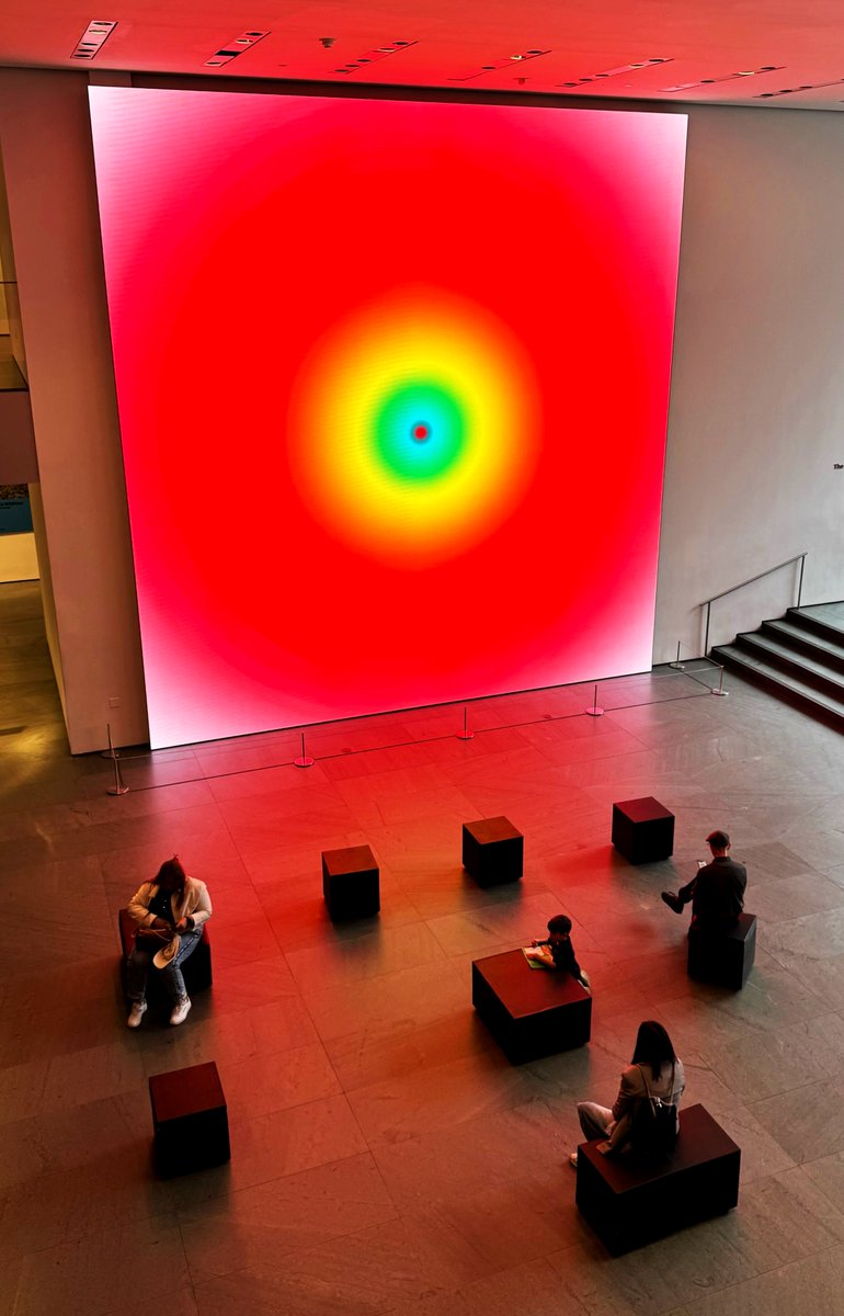 Spent quite a while in front of this screen at the <a href="/MuseumModernArt/">MoMA The Museum of Modern Art</a> 

<a href="/newrafael/">Rafaël Rozendaal 🪑</a>