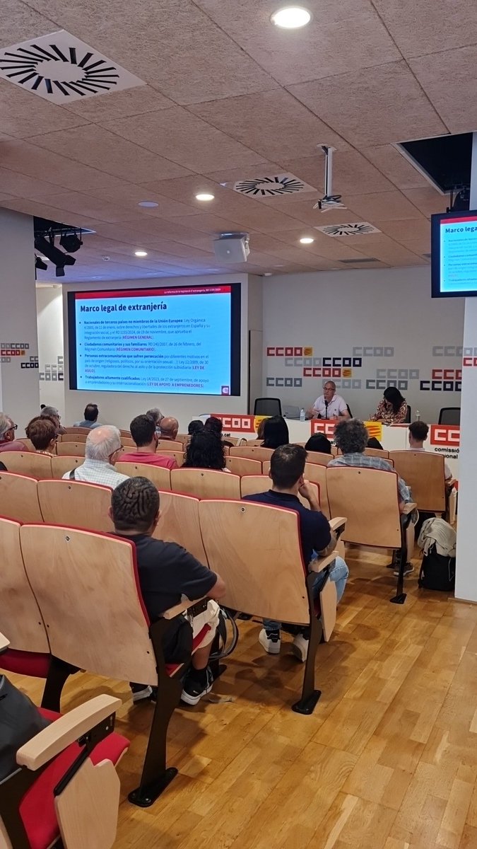 Avui a <a href="/ccoocatalunya/">CCOO de Catalunya</a> xerrada oberta sobre el nou reglament d'estrangeria.

<a href="/lilianareyesmpl/">Liliana Reyes</a> secretària del Barcelonès i Migracions presenta a <a href="/carlesbert/">Carles Bertran Bruguera</a> del <a href="/CITE_CCOOCat/">CITE</a> qui fa una exposició informativa molt clara i útil.