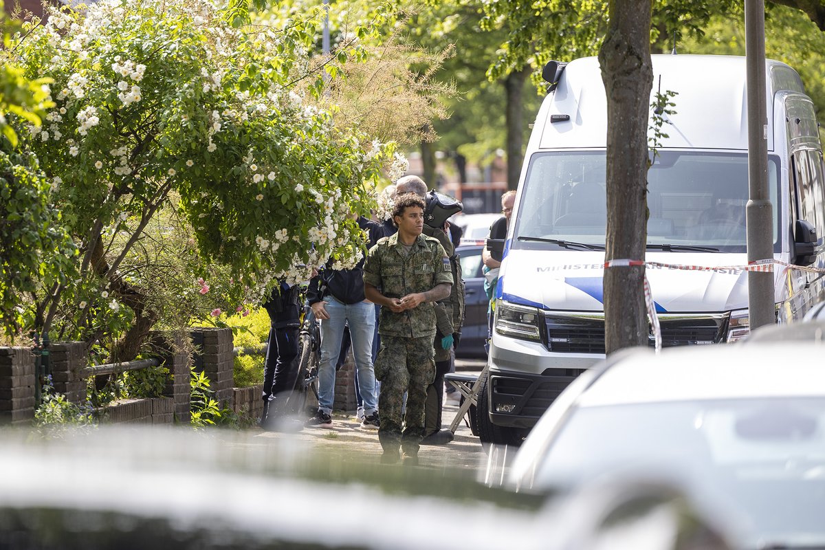 mvbergen's tweet photo. De #inval van de #politie gister in de van Nesstraat in #Haarlem was in het kader van een vuurwapenonderzoek waarbij er in totaal 10 mensen zijn aangehouden, zie https://t.co/zJWjLkbHLh https://t.co/jvH8q8lsDQ